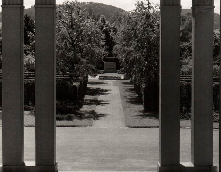 1935 Eingangshalle und "Grab den Einsamen"